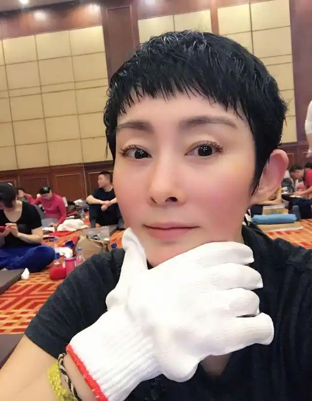 52岁的张敏瘦到脱相,短发配t恤中性魅力足,美人迟暮仍不减英气