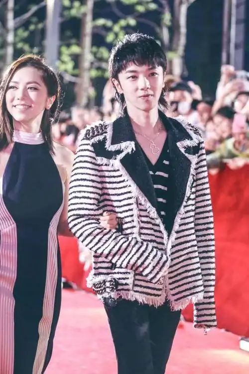 华晨宇邓紫棋深情演绎《光年之外》 互动萌甜粉丝直呼"有情况"