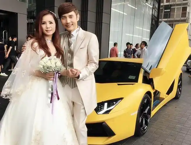 新婚夫妇包伟铭(左)和刘依纯,在千万跑车前甜蜜合照.(翰森娱乐)