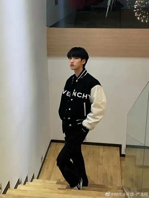 严浩翔发博晒随拍啦身穿黑白色棒球服清爽酷帅的好香