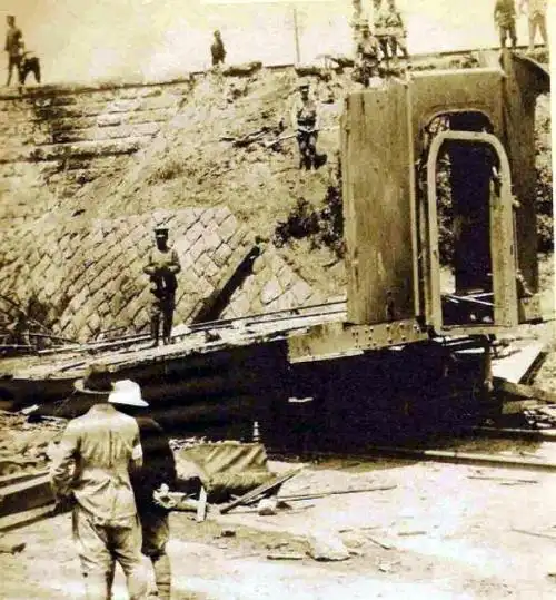 老照片直击皇姑屯张作霖被炸瞬间伤势严重现场出现一群日本兵