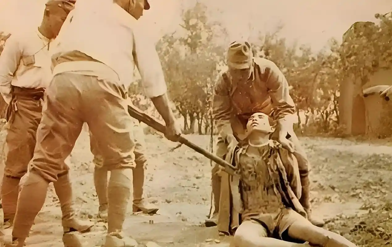 1938年,日军杀害我军战士的老照片,图片 战士被俘虏打伤,难以安坐,而