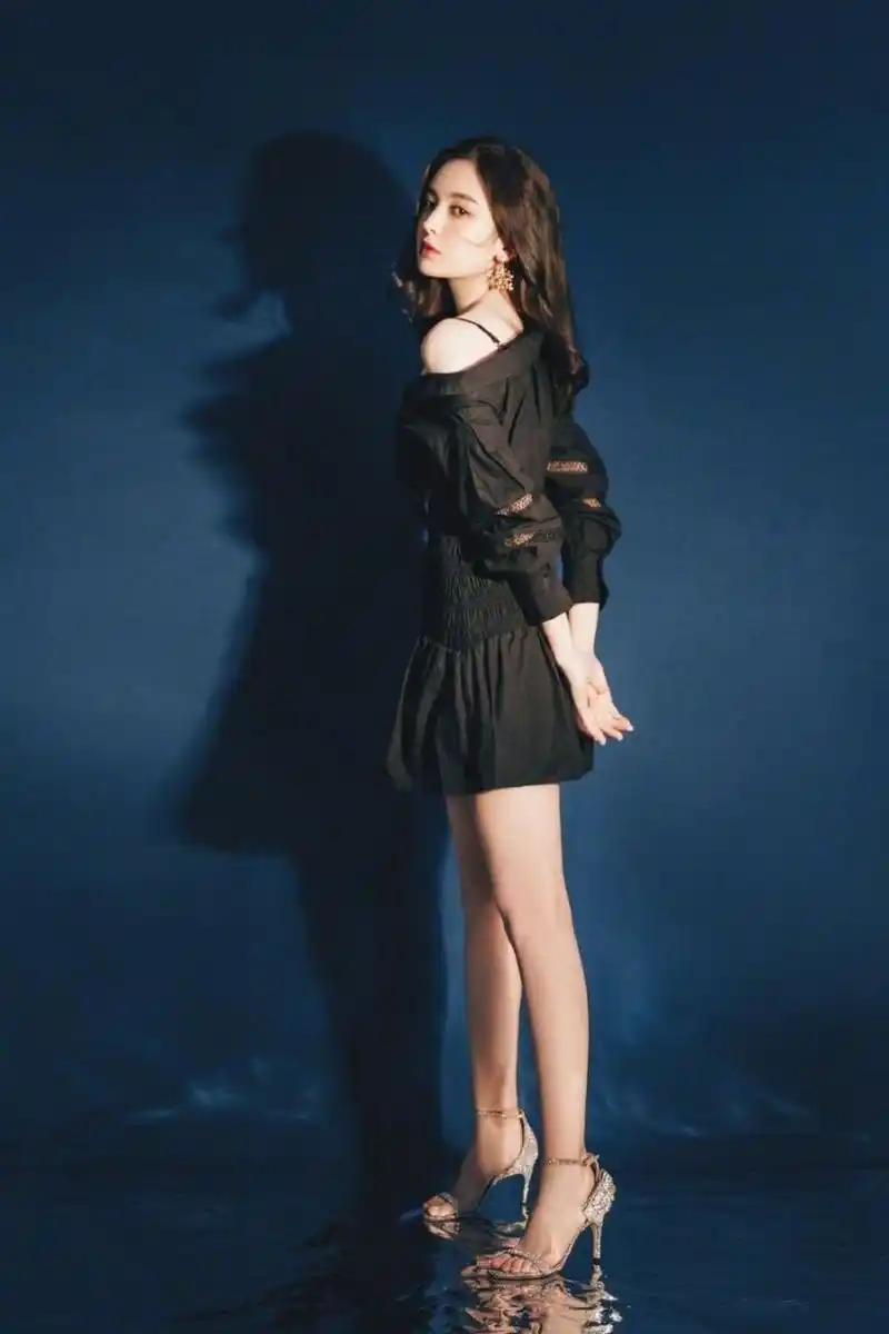 古力娜扎香肩锁骨唯美画报