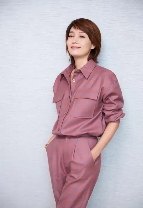 42岁马伊琍少女感真好,波波头造型搭配职业装气场开挂,嫩回20岁_网易