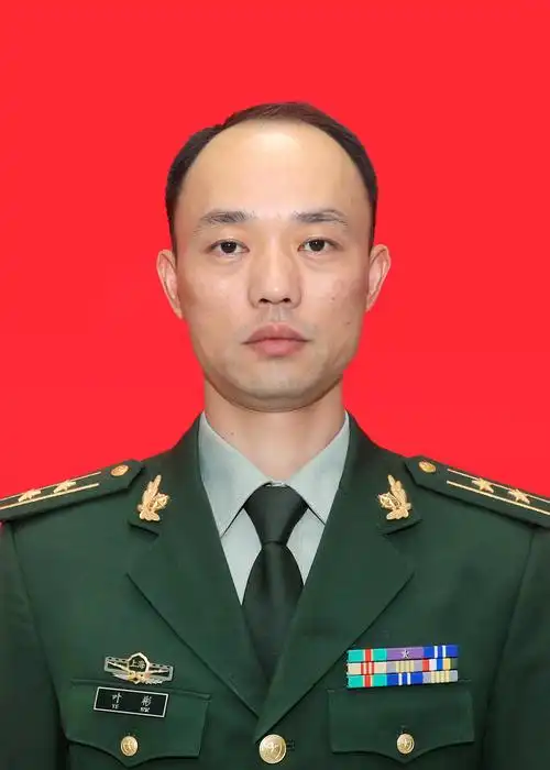 8月出生,1997年12月入伍,现任武警上海市总队参谋部作战勤务处副处长