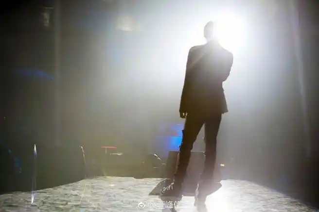 383635353630353236  92分享@李易峰的帅气背影