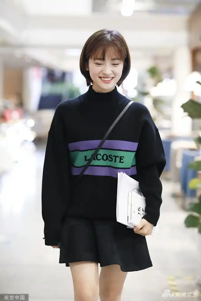 组图:沈月短发齐肩比耶卖萌 抱书甜笑初恋感满分