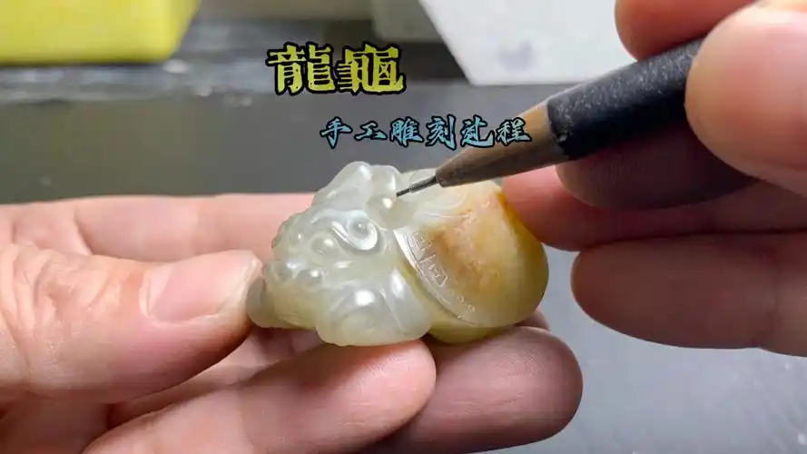 弘扬国家非物质文化遗产玉雕和田玉籽料龙龟加工雕刻过程