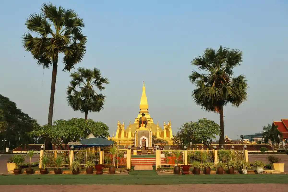 老挝首都万象悠闲又自在,凯旋门中国援助的广场一定要合个影