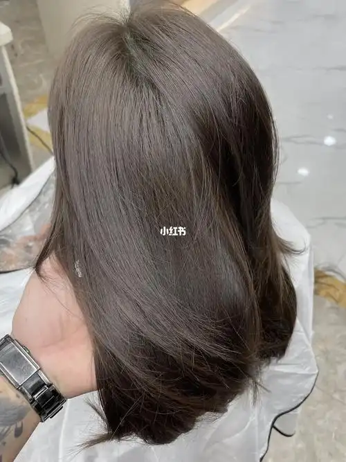 雾感超强的冷棕灰色,超质感的夏天发色