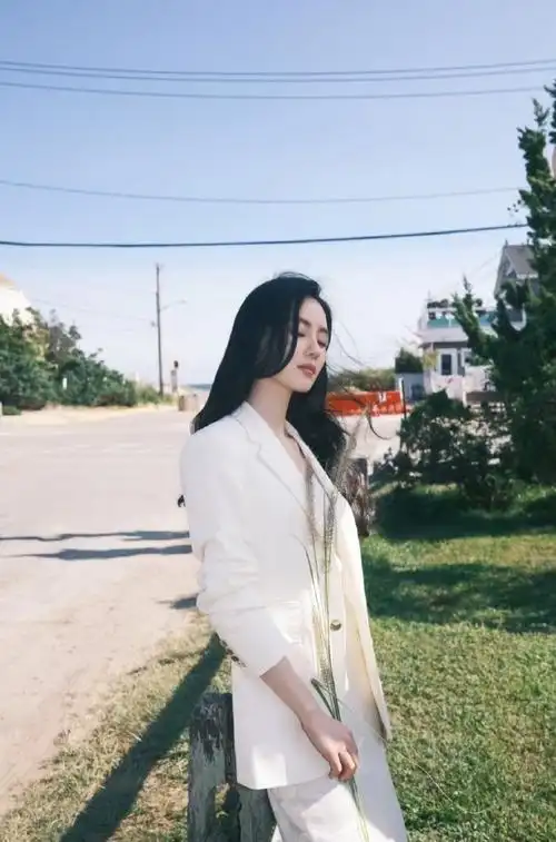刘诗诗穿白西装裙子的海边美图