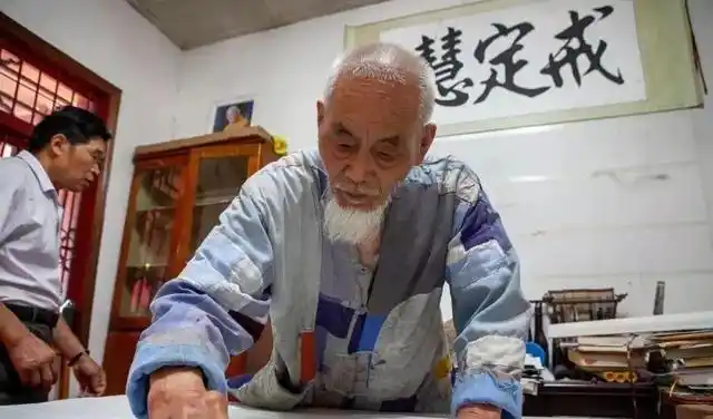 果清老法师半生弘法利生,集资建寺,领众念佛,专研佛法,精进修持,一生