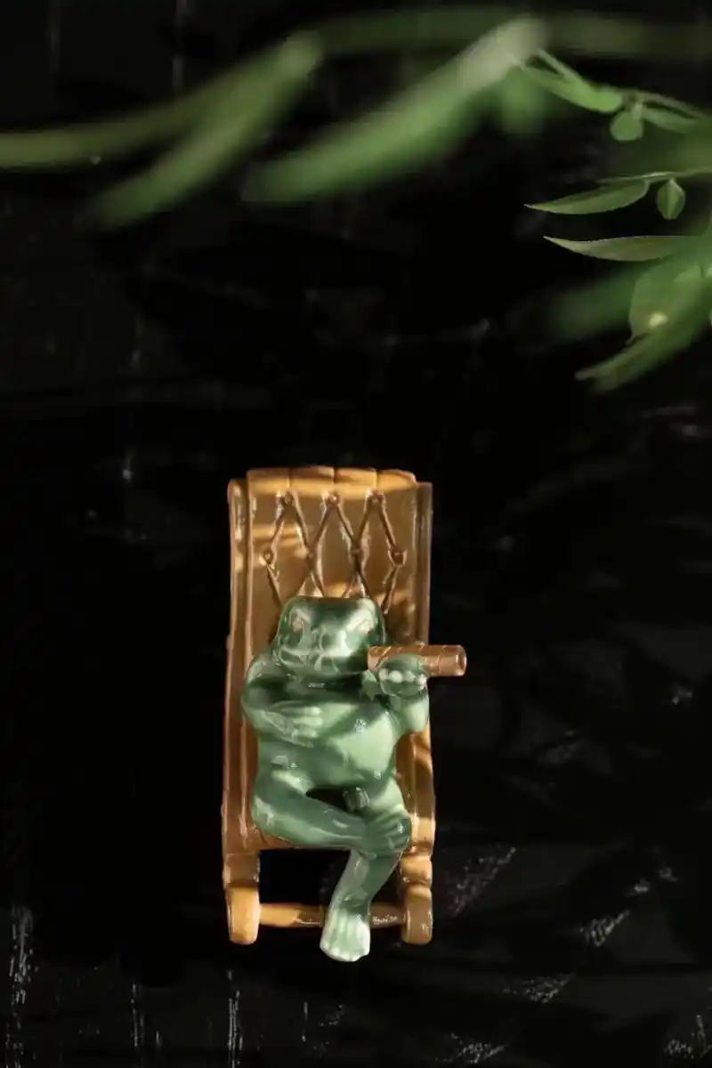 龙泉青瓷.青蛙"抽烟"香插#龙泉青瓷 #非遗文化 #精品摆件 - 抖音