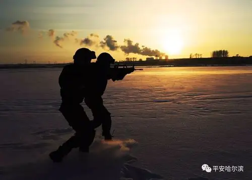 哈尔滨特警晒硬汉雪地"大片"