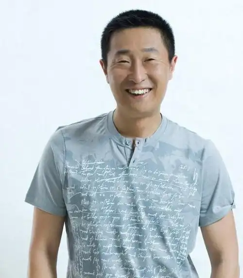 神相似!19岁超模与林永健同台媲美!网友:看这眼神,健哥稳赢!