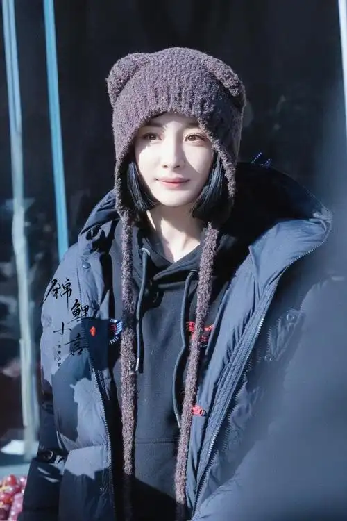 杨幂新片齐刘海短发造型##杨幂短发直刘海造型