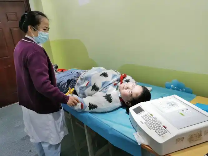 女生心电图检查