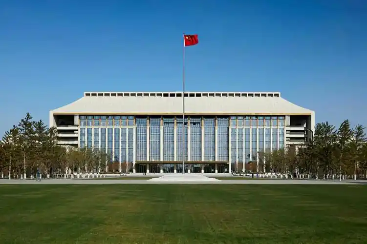 四个国家的四个市政厅建筑