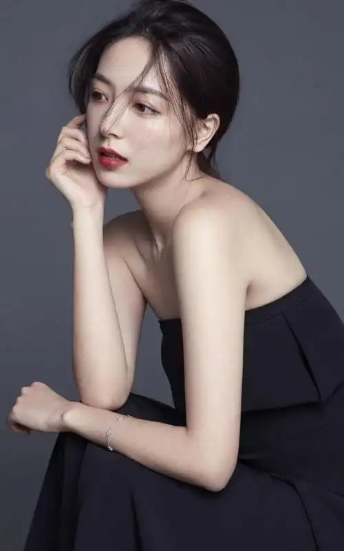 知优雅网红美女香肩妩媚人写真手机壁纸