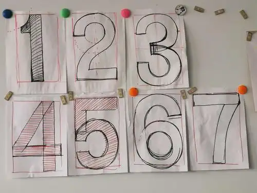 美术字社团学习阿拉伯数字书写