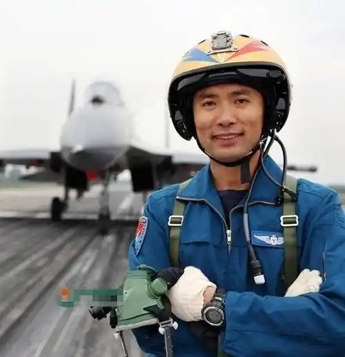 谐音报考空军,三度夺最高"金头盔"奖,空战战绩42-0_蒋佳_飞行员_军人