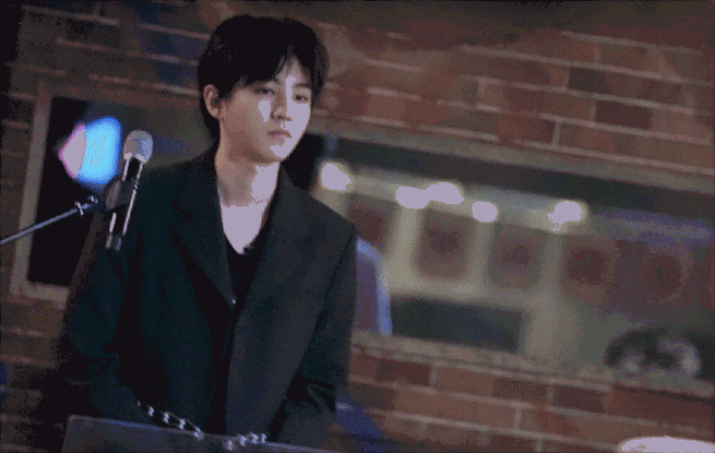 被王俊凯2秒弹琴预告硬控了##王俊凯下期玩乐队了