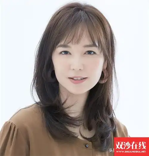 45岁烫什么发型好看中年女人(中年女人哪些发型)(13)