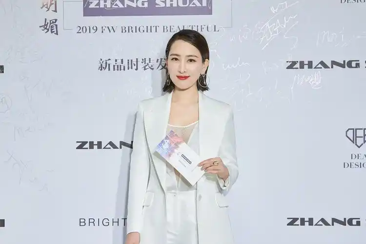 马苏出席品牌时装发布会简练穿搭展明媚状态