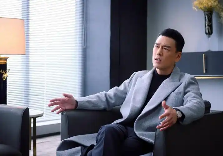 王耀庆饰演的项庭峰是《盛装》出版人,同时也是肖红雪的丈夫,也是全剧