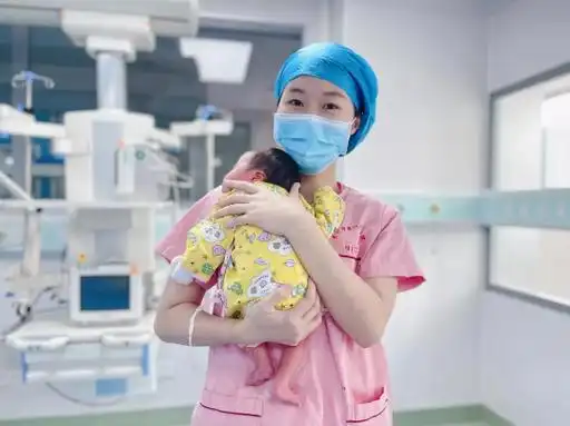 刚出生的婴儿能亲吗(新生儿出产房后) - 乐宝宝贝