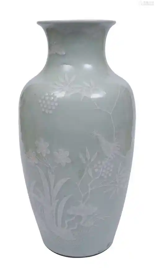 清豆青釉堆白花鸟纹观音瓶