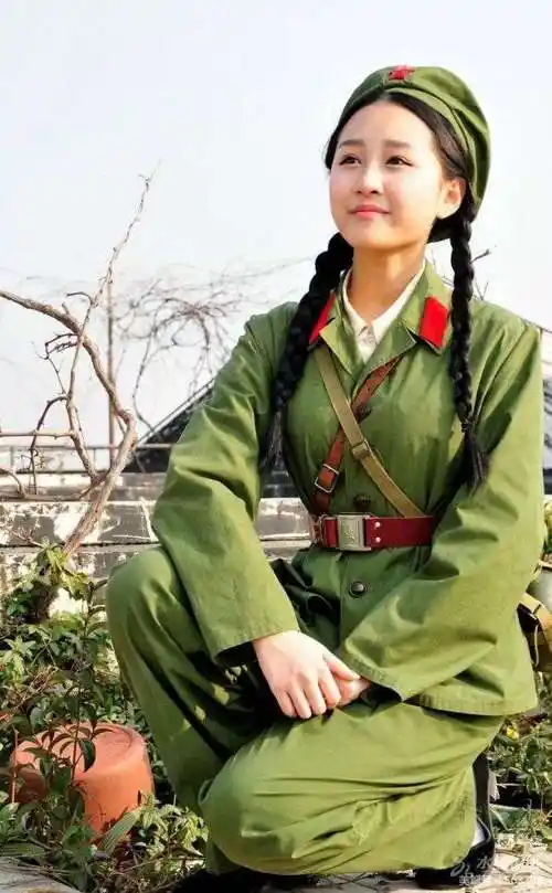 这款军服曾为全国人民所喜爱,那时的人都以拥有一套65式军服为荣,几乎