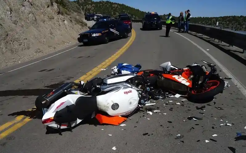 但大排量摩托车的风气仍然非常低俗,以飙车,绷直线,压弯为刺激点的