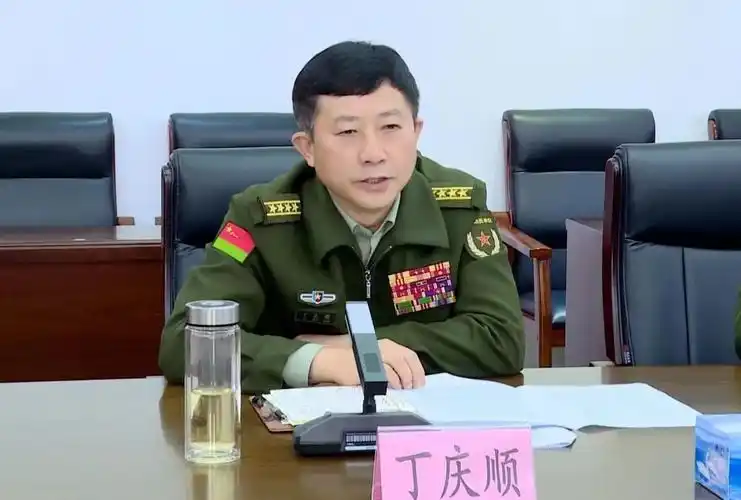 九江军分区司令员丁庆顺带领工作组在永修县考评党管武装工作