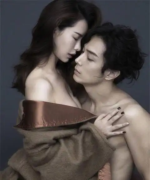 戚薇和老公为爱裸身拍写真,这几个姿势太撩人!网友:如此恩爱