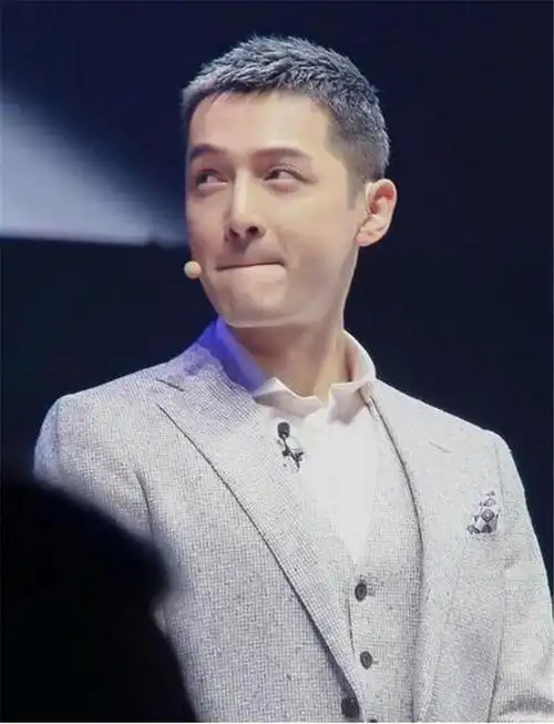 胡歌板寸头搭配奶奶灰显帅气,却惨遭网友吐槽"身体不好"