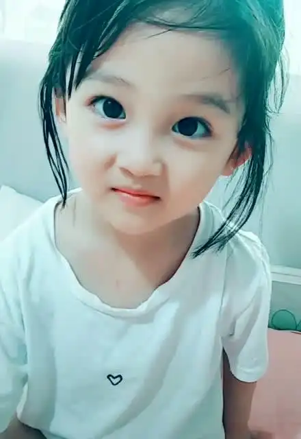 小女孩的眼睛好好看啊,睫毛也特别的长