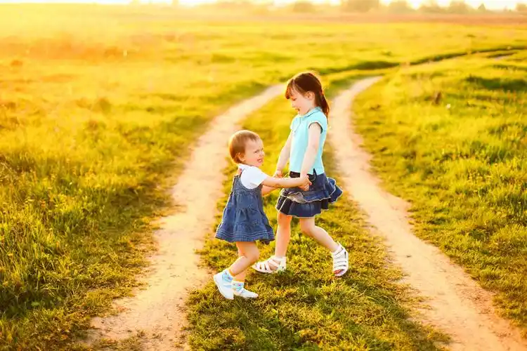 乡村道路上手牵手的两个小孩