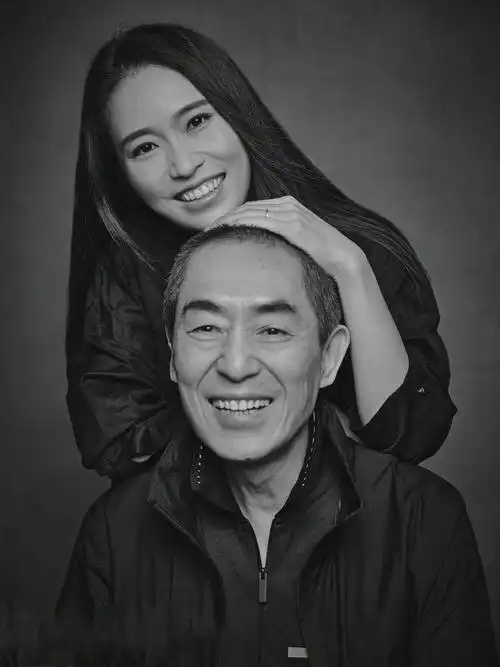 这一幕,顿时让张艺谋感到震惊,他怎么也想不到,女儿的男朋友竟然敢