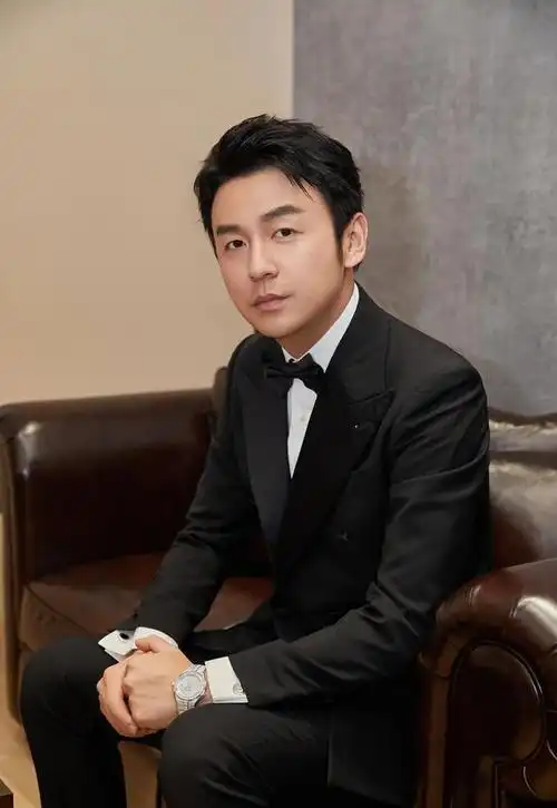 演员雷佳音,老婆是吵架吵来的,和岳母处得像姐弟