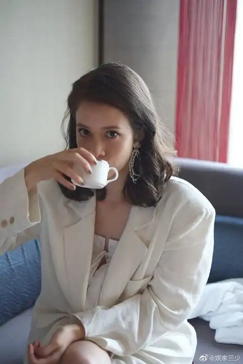 美好的一天从看你开始,神仙颜值.中新混血女演员#徐嘉雯