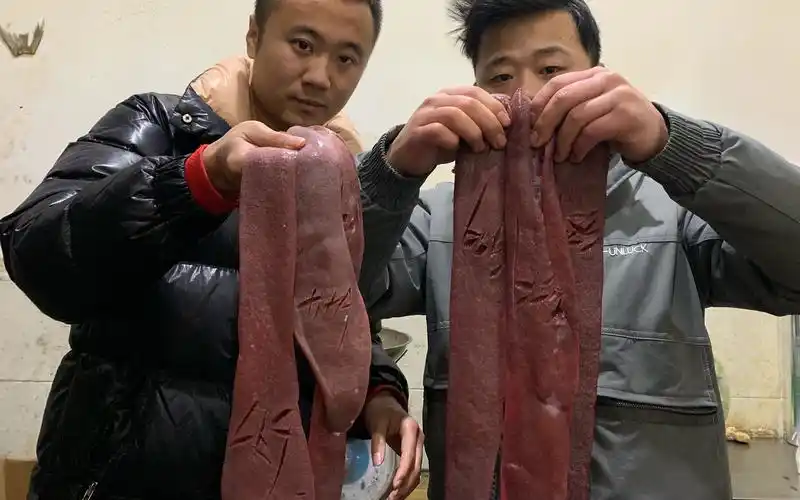 很多人不敢吃的"猪连体",二娃10买6根,麻辣鲜香太过瘾