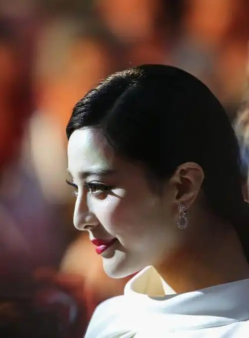 眼睛鼻子,之后专家信心满满的表示范冰冰没有整过容,而是皮肤太好