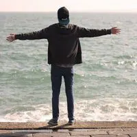 男生背影看海头像情侣_微信头像图片大全