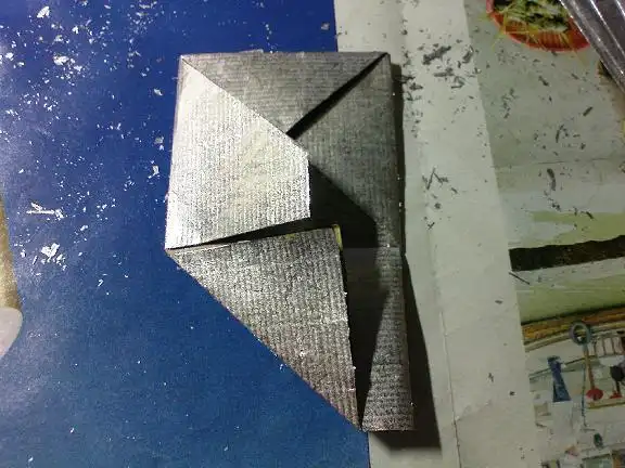 四个角都这样折好,最后一个折好,把角塞进去 --------------附件