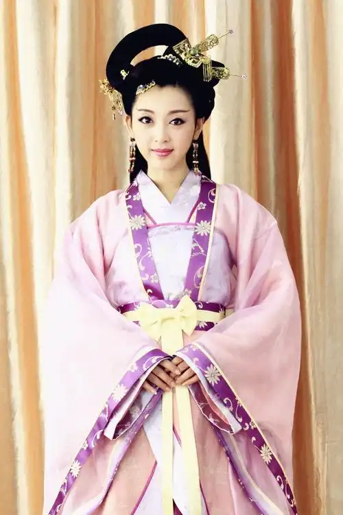 姜鸿新洛神曝花絮照嫦娥洛神嘟嘴卖萌