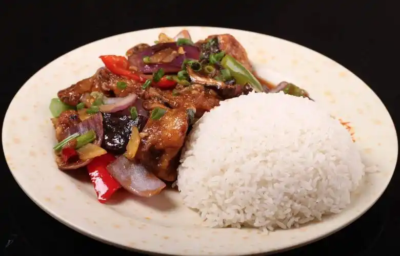 尚品居尹记砂锅米线特色盖浇饭