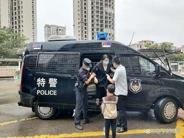 按照疫情防控相关要求,市公安局安居区分局特警大队特巡警驾驶着警车