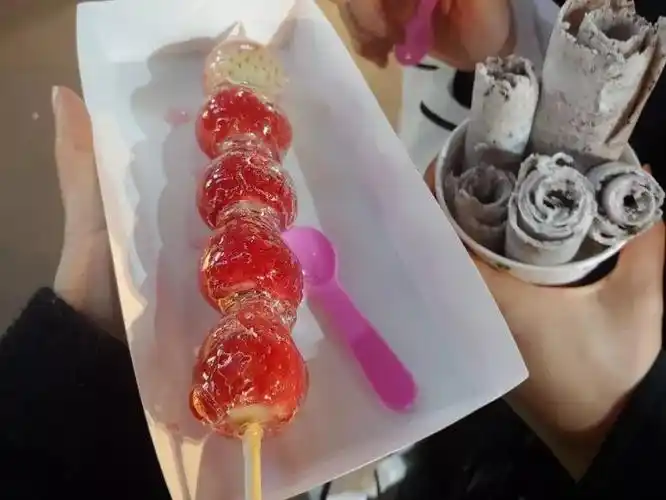 可能是最近草莓糖葫芦人气太旺了,旁边的店铺本来是jucy来着,后来卖糖