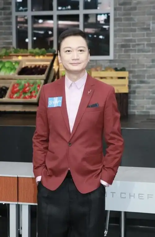 57岁陶大宇上节目聚首关礼杰头发灰白略显老感慨tvb今非昔比